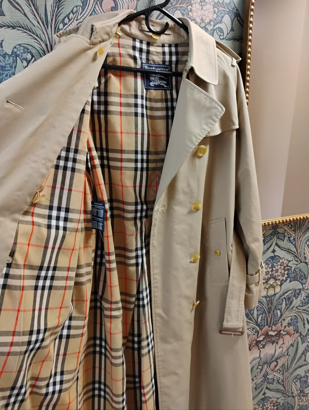 Vintage Burberry Classic Beige Trench Coat with Plaid Lining - Picture 4 of 15